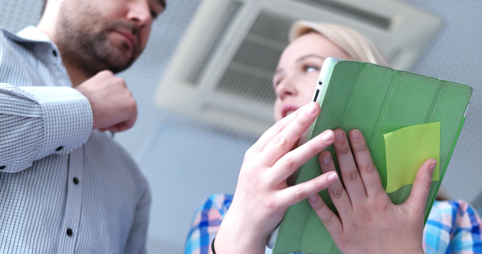 niski kąt strzału biznesmen i kobieta za pomocą cyfrowego tabletu