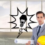 Złożony wizerunek poważnego architekta mienia plany i ciężki kapelusz