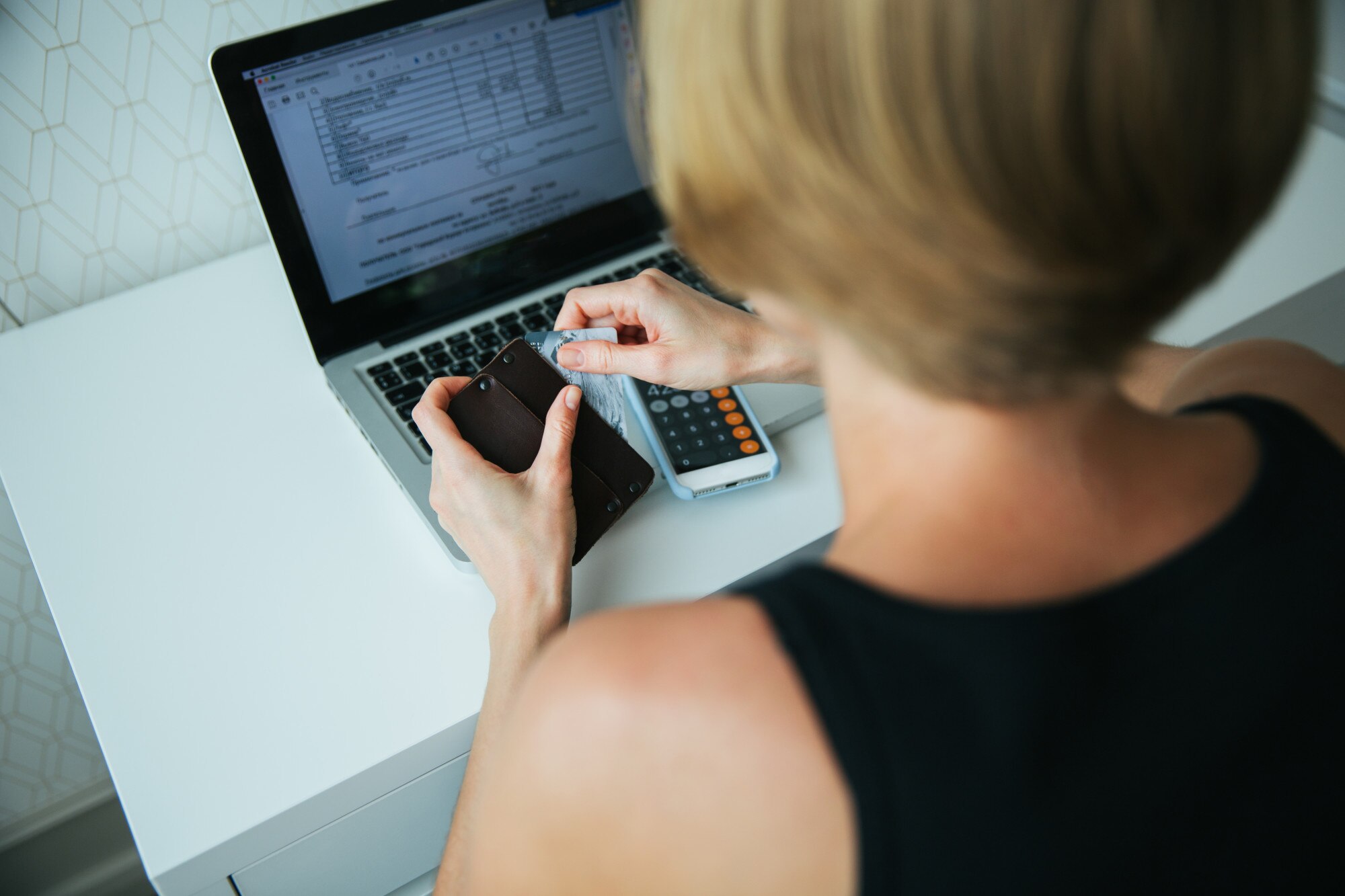 Płatność online, ręce kobiety trzymającej kartę kredytową i za pomocą inteligentnego telefonu do zakupów online