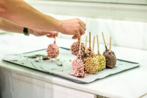 Pączki w asortymencie w cukierni