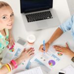 Portret dwóch biznesowej kobiety pracującej w biurze z komputerem