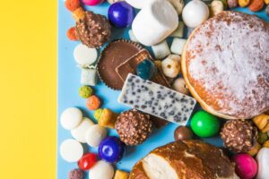Niezdrowe produkty źle wpływają na figurę, skórę, serce i zęby Asortyment szybkich węglowodanów z cukierkami