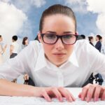 Businesswoman wpisując na klawiaturze przeciw błękitne niebo z białymi chmurami