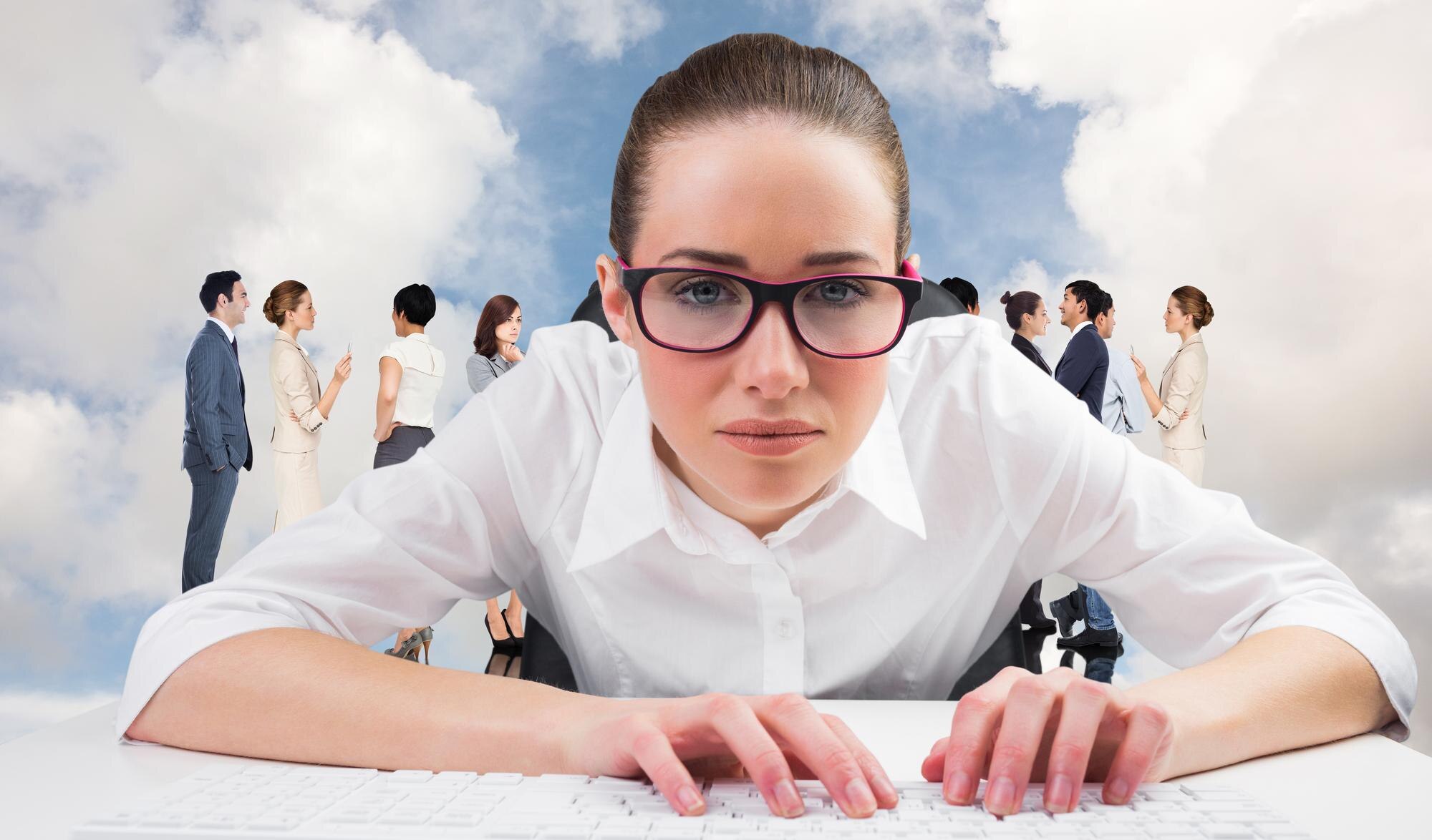 Businesswoman wpisując na klawiaturze przeciw błękitne niebo z białymi chmurami