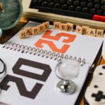 Notatnik z 2025 i płytkami Scrabble pisząc Szczęśliwego Nowego Roku