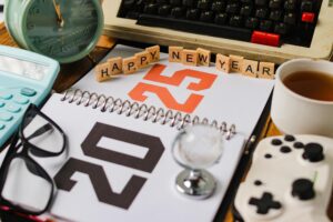 Notatnik z 2025 i płytkami Scrabble pisząc Szczęśliwego Nowego Roku