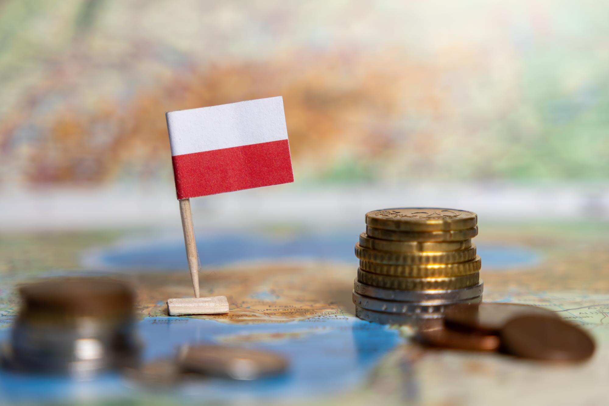 Polska flaga z monetami umieszczonymi na mapie świata symbolizującą polską gospodarkę wzrost finansowy stosunki handlowe i europejską stabilność finansową