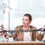 Kobieta przykuta do biurka