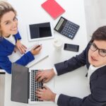 Widok z góry dwóch współpracujących kolegów