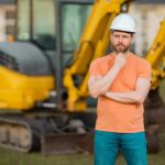 Konstruktor z koparką do budowy na placu budowy maszynowy ciągnik z budowniczym przy b