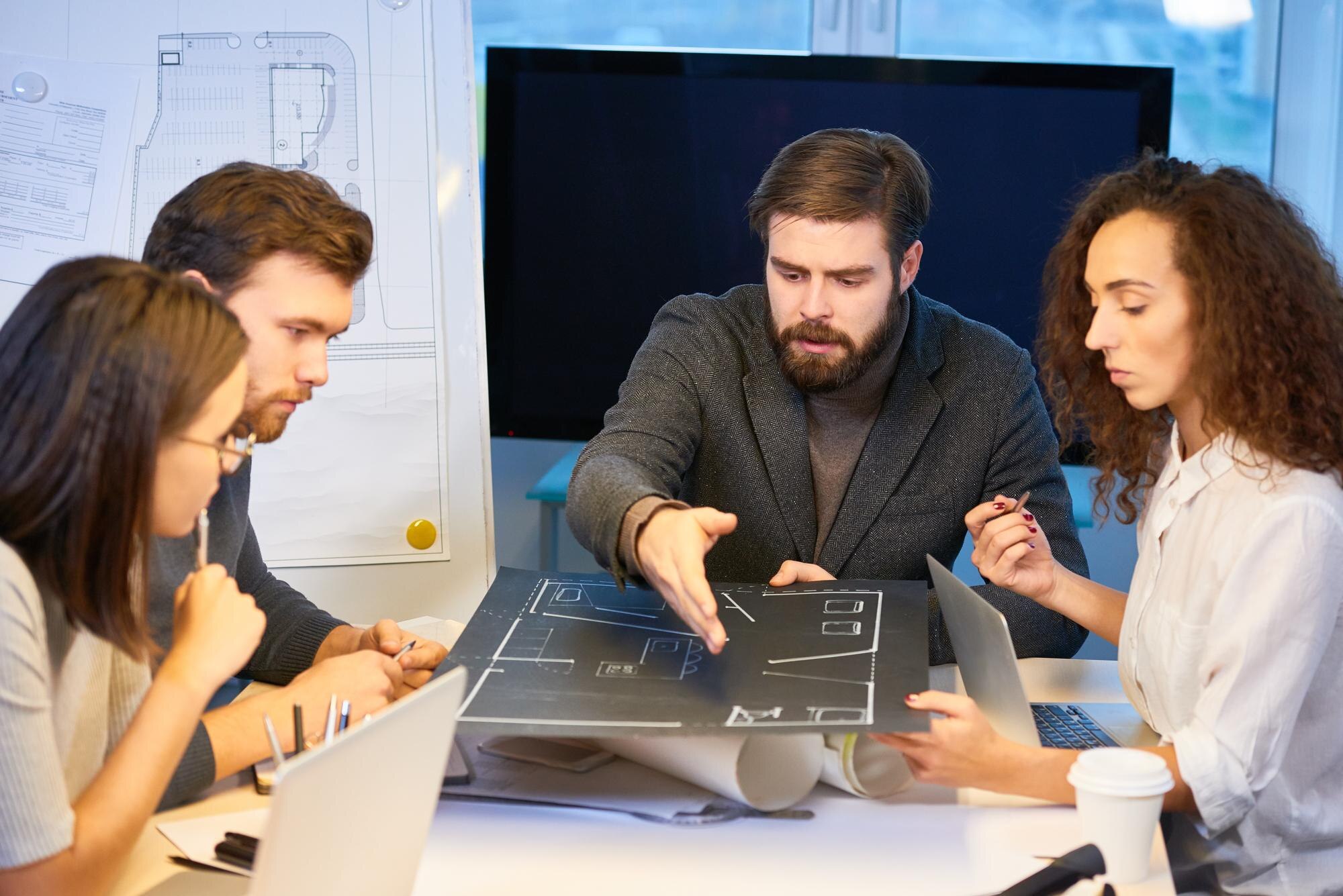 Architekci pracujący nad projektem domu