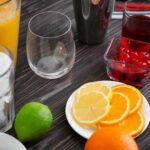 Składniki do przygotowania koktajlu Tequila Sunrise na drewnianym tle