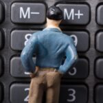 Malutka figurka mężczyzna model na kalkulatorze