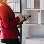 Zespół ludzi biznesu spotyka się, aby analizować dane do planu marketingowego, raporty z badań rynkowych i statystyki dochodów. Koncepcja finansowa i księgowa