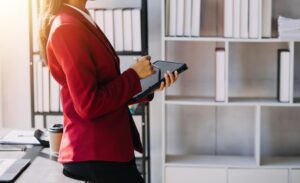 Zespół ludzi biznesu spotyka się, aby analizować dane do planu marketingowego, raporty z badań rynkowych i statystyki dochodów. Koncepcja finansowa i księgowa