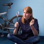 Dziewczyna naprawia rower
