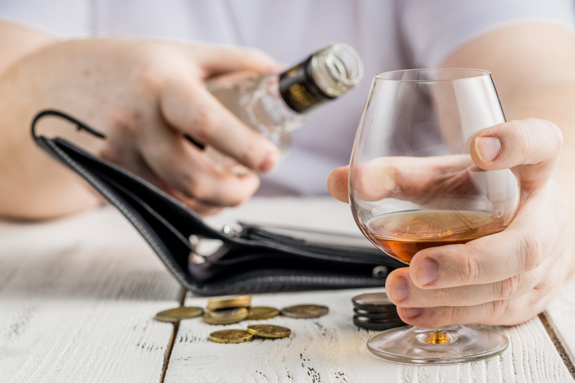 Mężczyzna pije alkohol podczas kwarantanny