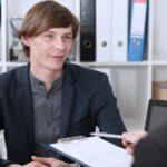 Grupa ludzi zastanawia się nad problemem