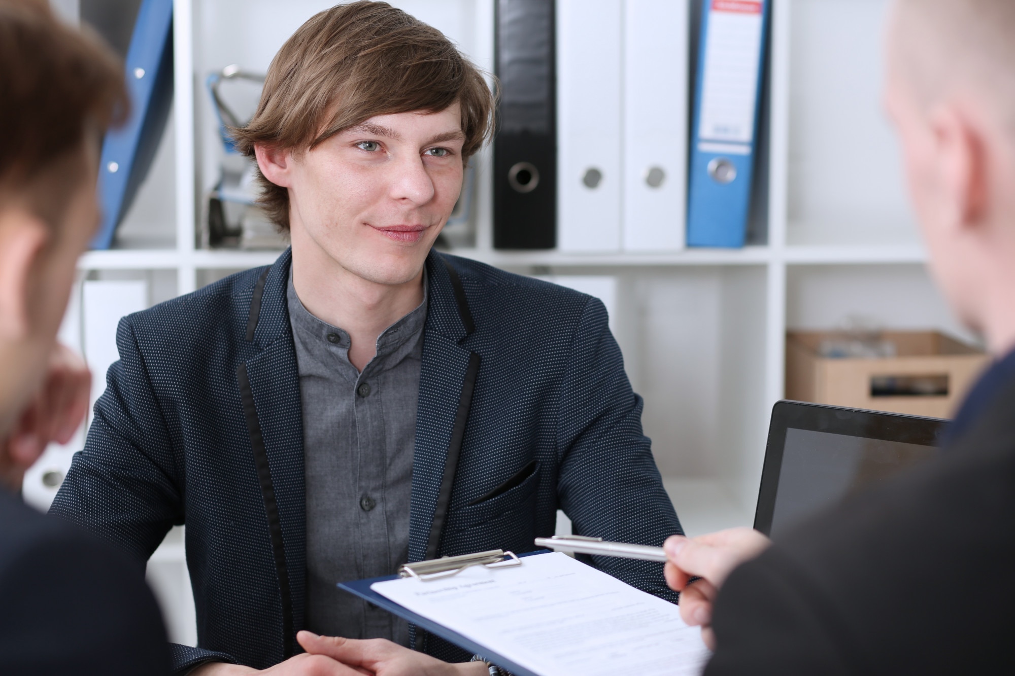 Grupa ludzi zastanawia się nad problemem