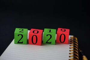 Zbliżenie tekstu napisanego na czarnym tle