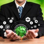 Przedsiębiorca trzymający zieloną roślinę z ikoną eko cyfrowego designu symbolizuje przyjazny środowisku biznes z zobowiązaniem ESG do zmniejszenia emisji dwutlenku węgla poprzez użycie czystej i zrównoważonej energii Reliance