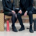 Zbliżenie kobieta i mężczyzna na ławce z kolorowymi torba na zakupy