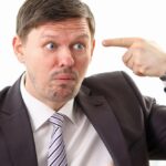 Pracownicy biurowi, mężczyzna i kobieta kłócą się przed kamerą