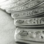 Zbliżenie papieru na talerzu na stole